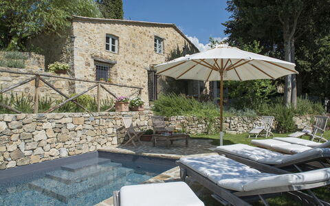 Villa delle Upupe 8: Buitenmeubels, Zwembad, Flagstone, Ligstoel, Waterpartij, Backyard, Stoel, Patio, Villa, Chaise Longue