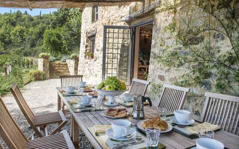 Villa delle Upupe 8: Meubilair, Tafel, Buitenmeubels, Stoel, Keuken En Eettafel, Tableware, Buitentafel, Restaurant, Serveware, Eetkamer