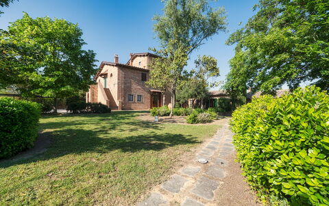 Casale dei Girasoli 14: Struik, Huis, Woongebied, Huis, Tuin, Landgoed, Gazon, Landscaping, Voorstad, Werf