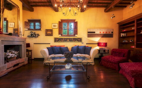 Casale dei Girasoli 14: Meubilair, Interieur Ontwerp, Flooring, Bankstel, Woonkamer, Hout, Verdieping, Stoel, Kamer, Tafel