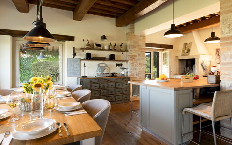 Casale dei Gelsomini 8: Meubilair, Interieur Ontwerp, Keuken, Lichte Inrichting, Stoel, Hout, Flooring, Plafond, Tafel, Keuken En Eettafel