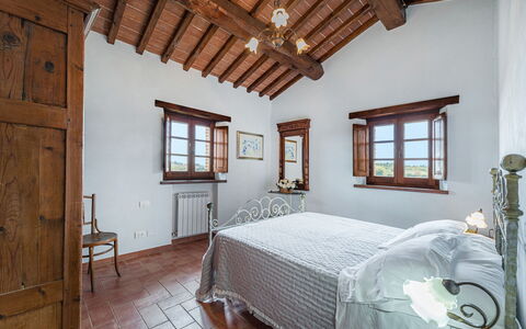 Casale Cinque Valli 8: Muur, Meubilair, Huis, Slaapkamer, Bed, Bed Frame, Villa, Kamerplant, Boerderij, Zolder