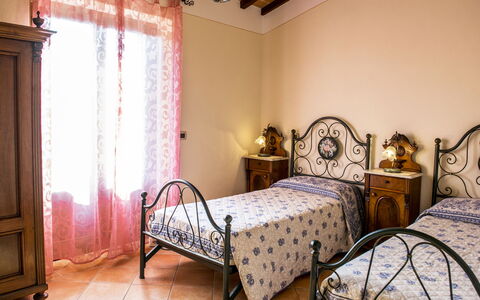 Vinciluna 4: Slaapkamer, Meubilair, Interieur Ontwerp, Bed, Flooring, Laken, Bedding, Verdieping, Bed Frame, Linens