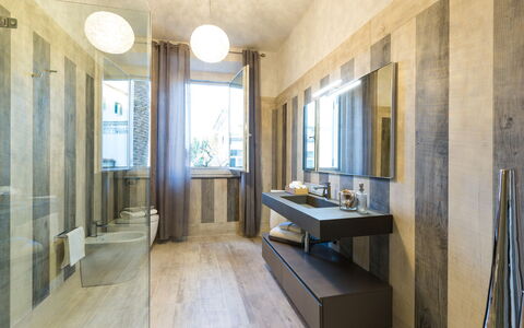 Villa Sole al Molino a Vento 8: Flooring, Muur, Badkamer, Loodgieterswerkinrichting, Interieur Ontwerp, Verdieping, Verlichting, Spiegel, Lichte Inrichting, Plafond