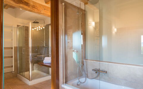 Santa Illuminata 12: Badkamer, Flooring, Loodgieterswerkinrichting, Interieur Ontwerp, Verdieping, Hout, Plafond, Kraan, Loodgieter, Verlichting