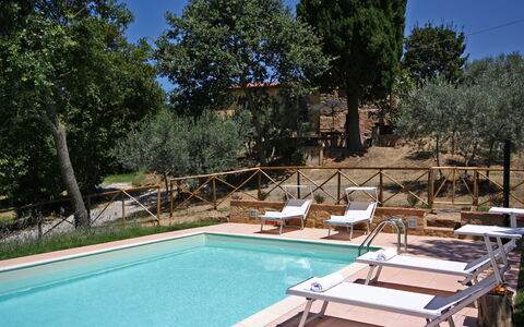 Monterzi 4: Zwembad, Meubilair, Buitenmeubels, Toevlucht, Stoel, Landgoed, Hacienda, Villa, Ligstoel, Hotel