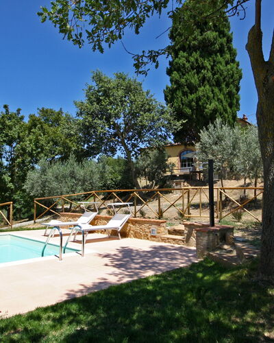 Monterzi 4: Landgoed, Zwembad, Hacienda, Backyard, Schaduw, Tuin, Villa, Werf, Landscaping, Buitenmeubels