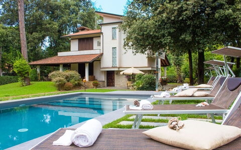 Villa la Meridiana 8+1: Zwembad, Woongebied, Huis, Huis, Toevlucht, Architectuur, Landgoed, Dak, Tuin, Verblijf