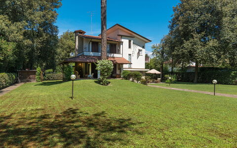 Villa la Meridiana 8+1: Huis, Woongebied, Huis, Struik, Dak, Land Lot, Gazon, Landgoed, Tuin, Verblijf