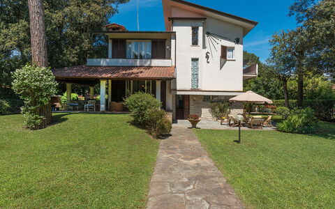 Villa la Meridiana 8+1: Gebouw, Huis, Woongebied, Huis, Dak, Struik, Verblijf, Menselijke Nederzetting, Landgoed, Voorstad