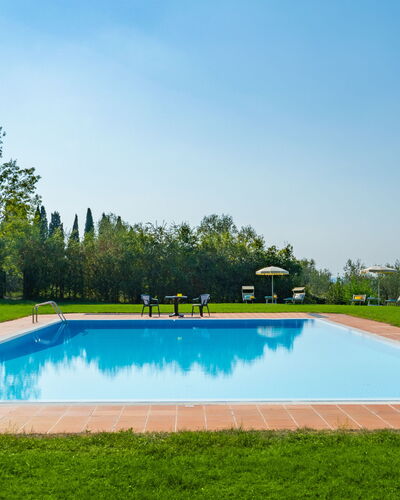 Tenuta di Pratello 24: Blauw, Zwembad, Toevlucht, Tuin, Vrije Tijd, Schaduw, Eco Hotel, Gazon, Landscaping, Park
