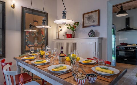 Villa Caterina 8: Meubilair, Interieur Ontwerp, Tafel, Eetkamer, Lichte Inrichting, Keuken En Eettafel, Stoel, Plafond, Tableware, Verlichting