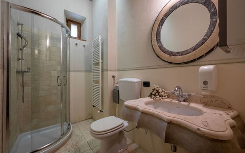 Podere Bellaria 18+2: Interieur Ontwerp, Flooring, Verdieping, Meubilair, Loodgieterswerkinrichting, Badkamer, Kamer, Verlichting, Kraan, Plafond