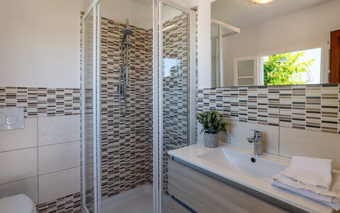 Villa Elena 9+1: Flooring, Interieur Ontwerp, Loodgieterswerkinrichting, Verdieping, Badkamer, Wastafel In De Badkamer, Loodgieter, Wastafel, Kraan, Tegel