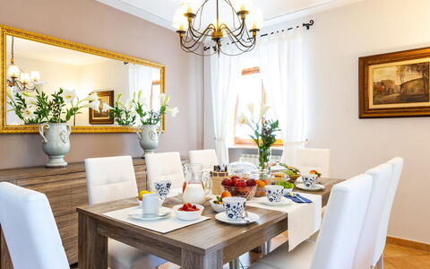 Villa Elena 9+1: Meubilair, Interieur Ontwerp, Tafel, Kamer, Eetkamer, Flooring, Keuken En Eettafel, Textiel, Fotolijst, Verlichting