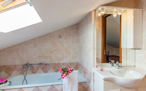 Villa Fabi 6+2: Loodgieterswerkinrichting, Interieur Ontwerp, Flooring, Plafond, Badkamer, Verdieping, Meubilair, Loodgieter, Kraan, Verlichting