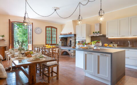 Villa Fiorentini 10: Meubilair, Interieur Ontwerp, Flooring, Keuken, Cabinetry, Stoel, Keuken En Eettafel, Tafel, Countertop, Plafond