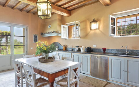 Villa Il Meluccio 12: Meubilair, Interieur Ontwerp, Keuken, Muur, Flooring, Huis, Cabinetry, Hout, Verdieping, Plafond