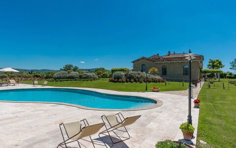Villa le Chiarne 22: Lucht, Blauw, Zwembad, Landgoed, Buitenmeubels, Landscaping, Gazon, Schaduw, Hacienda, Villa