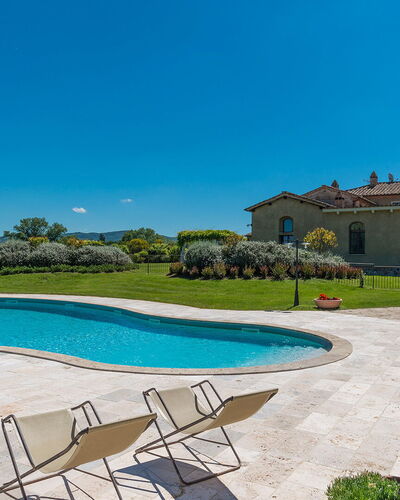 Villa le Chiarne 22: Lucht, Blauw, Zwembad, Landgoed, Buitenmeubels, Landscaping, Gazon, Schaduw, Hacienda, Villa