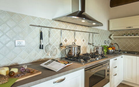 La Vecchia Fonte 15: Keuken, Countertop, Interieur Ontwerp, Toestel Van De Keuken, Fornuis, Flooring, Gasfornuis, Fornuis, Major Appliance, Cabinetry