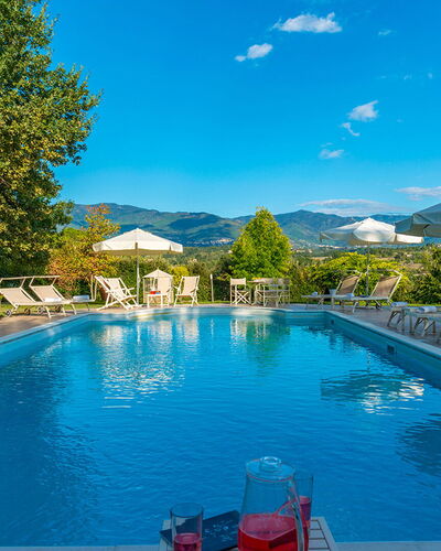 Villa Leonardo 30+6: Zwembad, Bergachtig Landvormen, Berg, Heuvel, Buitenmeubels, Toevlucht, Bergketen, Paraplu, Eco Hotel, Ligstoel