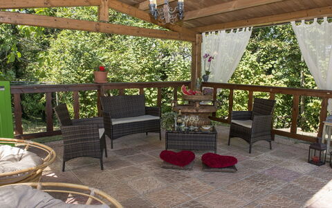 Villa Ombrosa 8: Meubilair, Hout, Tafel, Stoel, Buitenmeubels, Veranda, Buitentafel, Prieel, Outdoor Structuur, Schaduw