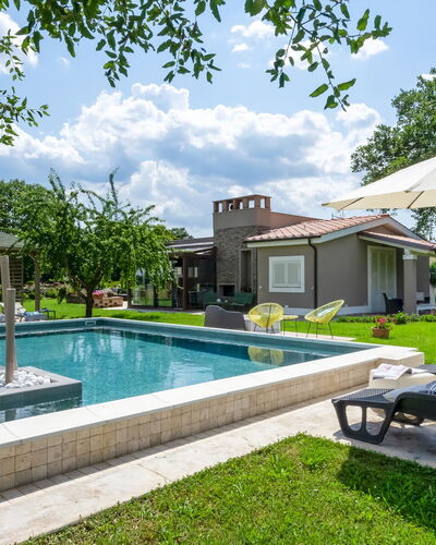 Cottage Violapo 6+2: Zwembad, Woongebied, Toevlucht, Tuin, Land Lot, Huis, Landgoed, Backyard, Landscaping, Waterpartij