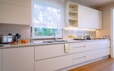La Perla tra Gli Ulivi 12: Keuken, Interieur Ontwerp, Countertop, Hout, Cabinetry, Toestel Van De Keuken, Meubilair, Flooring, Huis, Verlichting