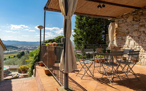 Torre al Poggio 8: Balkon, Veranda, Stoel, Buitenmeubels, Dek, Schaduw, Leuning, Bloempot, Eco Hotel, Kamerplant