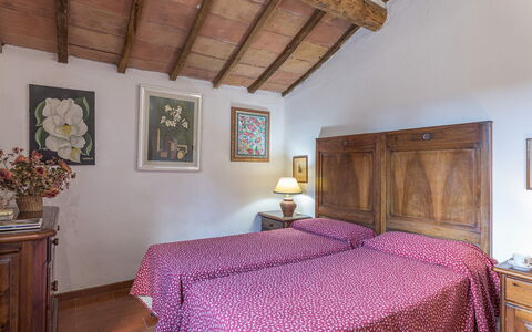 Podere San Ansano 14+2: Meubilair, Flooring, Bloempot, Slaapkamer, Bed Frame, Kamer, Bed, Kamerplant, Bedding, Linens