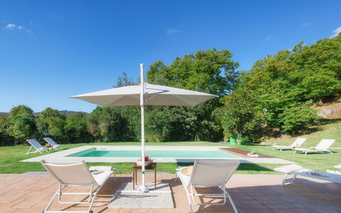 Casale del Castagneto 8: Zwembad, Paraplu, Buitenmeubels, Meubilair, Toevlucht, Stoel, Schaduw, Ligstoel, Eco Hotel, Buitentafel