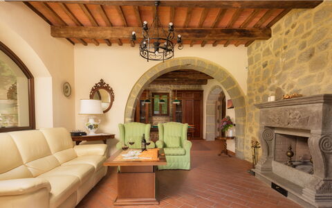 Casale del Castagneto 8: Meubilair, Interieur Ontwerp, Muur, Flooring, Hout, Plafond, Verdieping, Tafel, Woonkamer, Verlichting