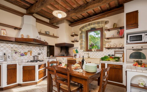 Casale del Castagneto 8: Meubilair, Interieur Ontwerp, Keuken, Flooring, Huis, Tafel, Kamer, Keuken En Eettafel, Stoel, Countertop