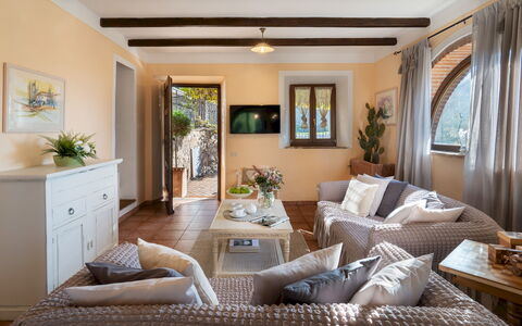 Villa Beltramonto 14: Meubilair, Interieur Ontwerp, Bankstel, Flooring, Muur, Verdieping, Kamer, Tafel, Hout, Woonkamer