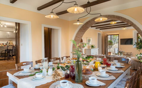 Villa Beltramonto 14: Meubilair, Interieur Ontwerp, Eetkamer, Tafel, Stoel, Keuken En Eettafel, Plafond, Hout, Lichte Inrichting, Verlichting
