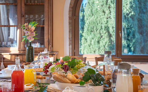 Villa Beltramonto 14: Meubilair, Tableware, Voedsel, Tafel, Interieur Ontwerp, Serveware, Drinkware, Verlichting, Dishware, Fruit