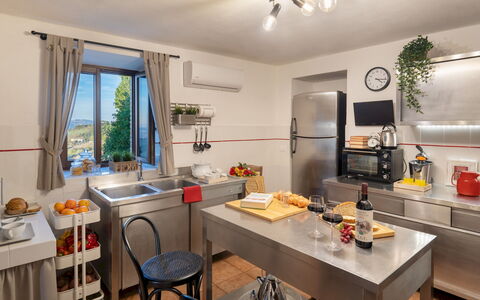 Villa Beltramonto 14: Keuken, Meubilair, Toestel Van De Keuken, Voedsel, Countertop, Major Appliance, Tableware, Huishoudapparatuur, Kamer, Fornuis