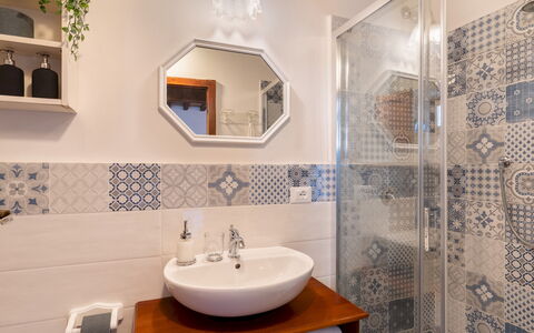 Villa Beltramonto 14: Flooring, Verdieping, Interieur Ontwerp, Tegel, Badkamer, Loodgieterswerkinrichting, Kamer, Plafond, Loodgieter