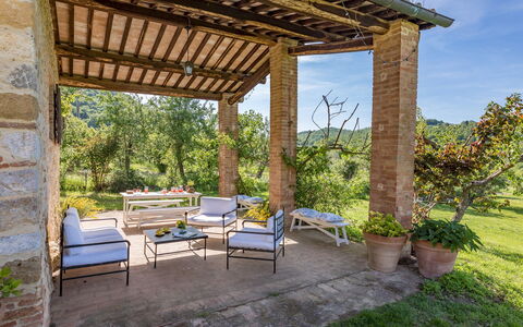 Podere Pratovecchio 14+2: Meubilair, Buitenmeubels, Tuin, Stoel, Outdoor Structuur, Backyard, Schaduw, Landscaping, Veranda, Patio
