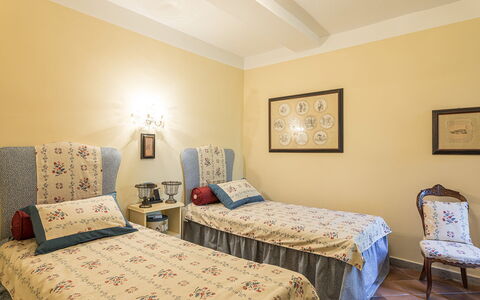 Villa Rinaldi 6: Meubilair, Bed, Interieur Ontwerp, Slaapkamer, Bedding, Muur, Laken, Kamer, Verdieping, Linens