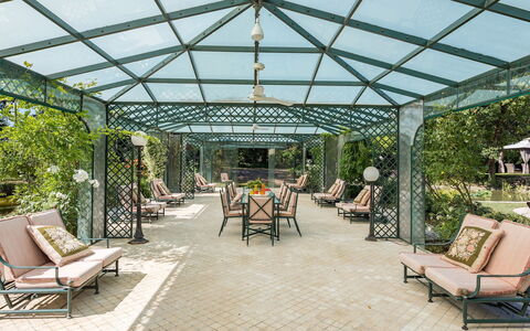 Villa Mimmina 8: Meubilair, Stoel, Schaduw, Tuin, Patio, Outdoor Structuur, Buitenmeubels, Eco Hotel, Landscaping, Buitentafel