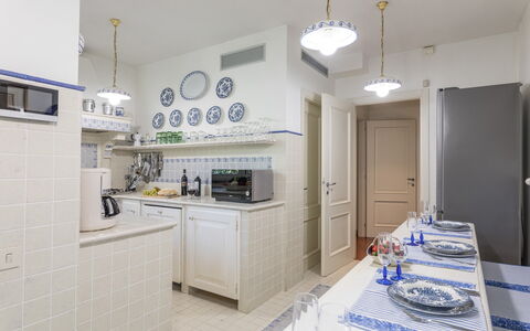 Villa Mimmina 8: Interieur Ontwerp, Flooring, Plafond, Verdieping, Meubilair, Cabinetry, Keuken, Verlichting, Kamer, Countertop