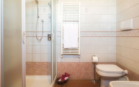 La Panoramica 8: Badkamer, Loodgieterswerkinrichting, Flooring, Interieur Ontwerp, Verdieping, Wastafel In De Badkamer, Toilet, Wastafel, Loodgieter, Kraan