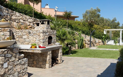 Villa Pietro 10: Tuin, Struik, Bloempot, Landscaping, Flagstone, Schaduw, Toevlucht, Backyard, Werf