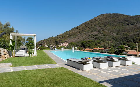 Villa Pietro 10: Zwembad, Berg, Toevlucht, Vrije Tijd, Eco Hotel, Bergketen, Buitenmeubels, Hotel, Schaduw, Badplaats