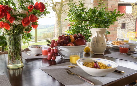 Villa le Logge 12: Tableware, Meubilair, Tafel, Voedsel, Serveware, Fruit, Drinkware, Dishware, Bord, Porselein