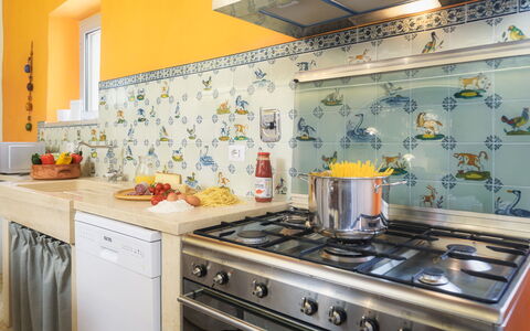 Villa le Logge 12: Keuken, Interieur Ontwerp, Countertop, Fornuis, Tegel, Cabinetry, Fornuis, Major Appliance, Toestel Van De Keuken, Gasfornuis
