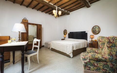 Villa le Logge 12: Meubilair, Muur, Slaapkamer, Interieur Ontwerp, Bed, Laken, Flooring, Bedding, Fotolijst, Kamer