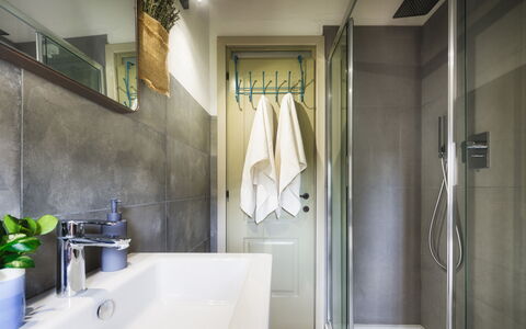La Vecchia Pieve 8: Badkamer, Loodgieterswerkinrichting, Flooring, Interieur Ontwerp, Verdieping, Kraan, Loodgieter, Verlichting, Kamer, Wastafel
